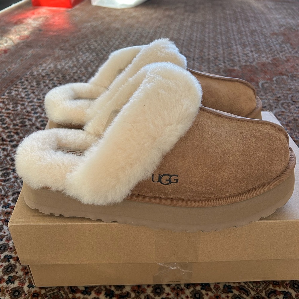 UGG women’s slip ons disquette size 8 brand new